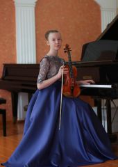 Арина в платье "В полночь" от Paulain