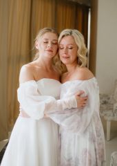 Наталья (справа) в платье "Пиона"